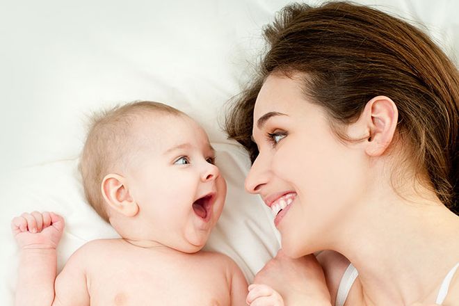 mẹ nói chuyện với bé