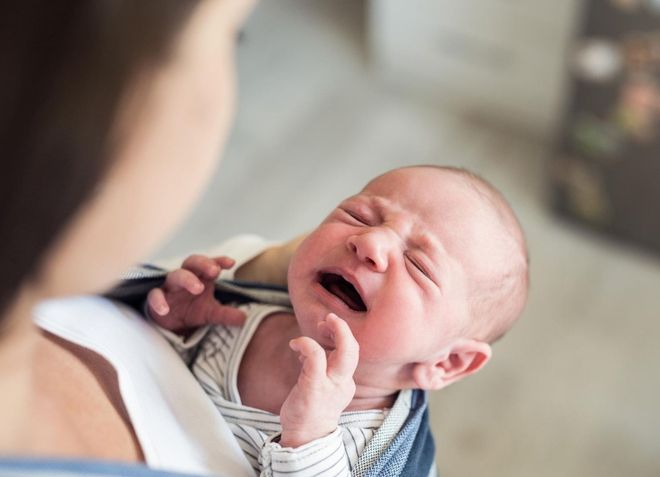 trẻ sơ sinh khóc gắt