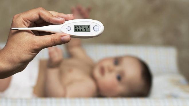 nhiệt kế để đo thân nhiệt cho bé