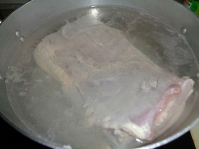 thịt heo rửa sạch, trụng sơ qua nước sôi