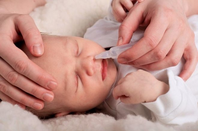mẹ nhỏ nước vào mũi bé