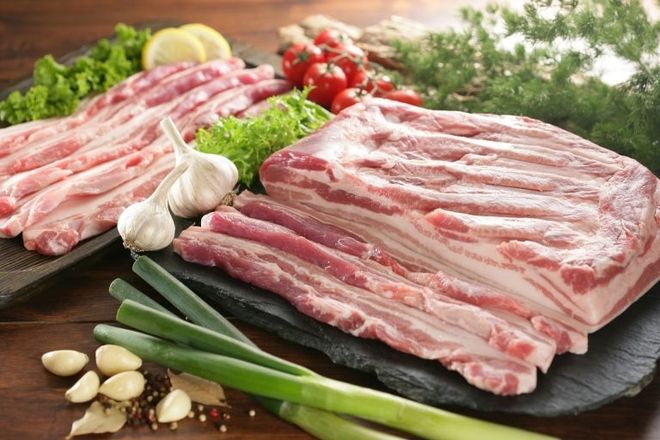 thịt ba chỉ rửa sạch, thái thành miếng to dọc thớ thịt