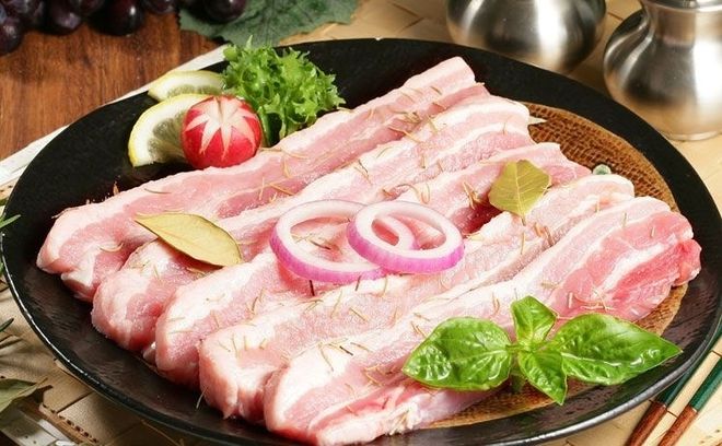 thịt ba chỉ rửa sạch, thái thành từng lát dài mỏng
