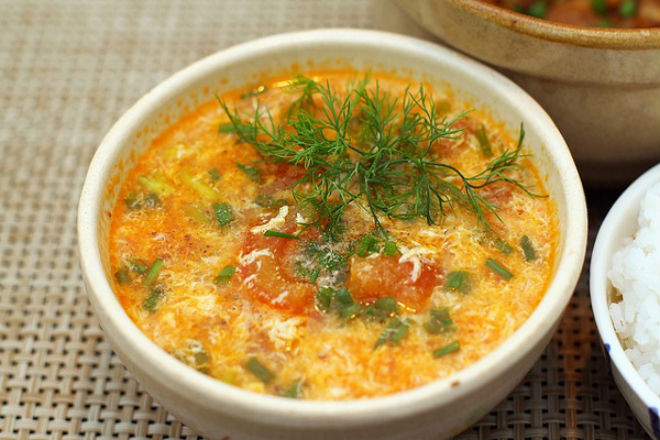canh cà chua trứng