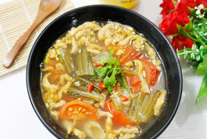 canh dưa chua nấu tóp mỡ