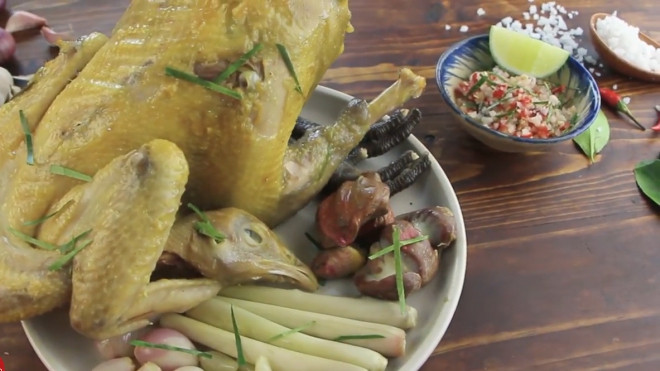 Gà luộc chấm muối tiêu chanh.