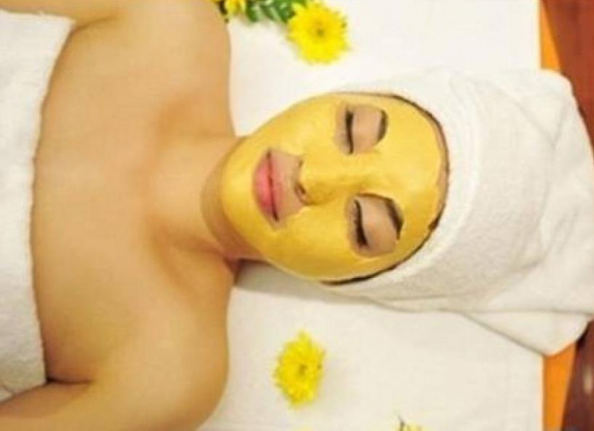 Đáp mặt nạ bằng bột nghệ.