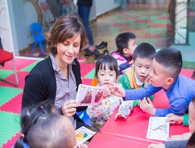 Cho trẻ học với người nước ngoài