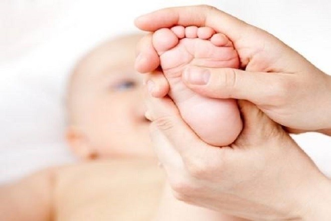 xoa chân cho trẻ sơ sinh bị sổ mũi
