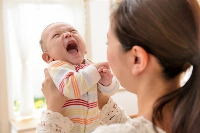 mẹ bế bé