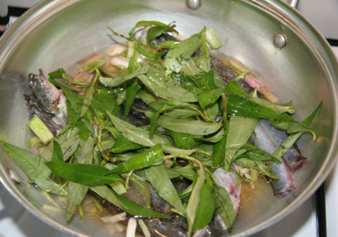 cho rau răm vào nồi