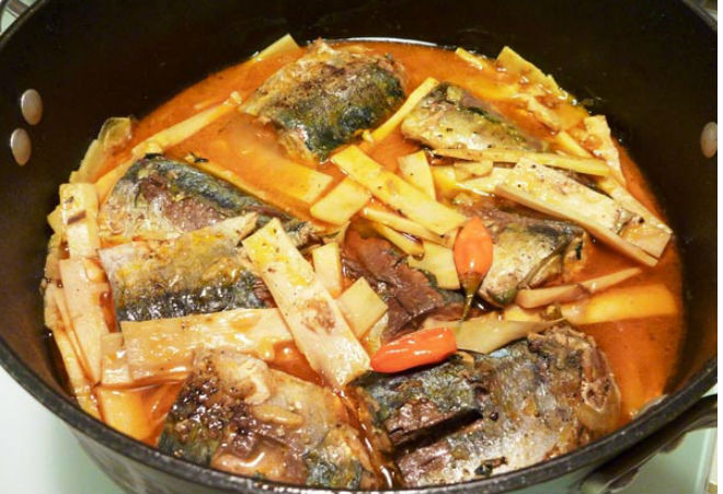 cho măng vào kho cùng cá nục