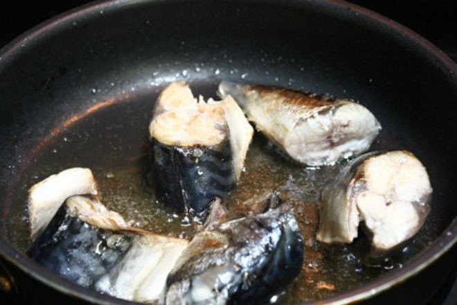 chiên cá nục