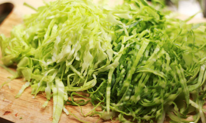 bắp cải bóc lớp ngoài, thái sợi nhỏ