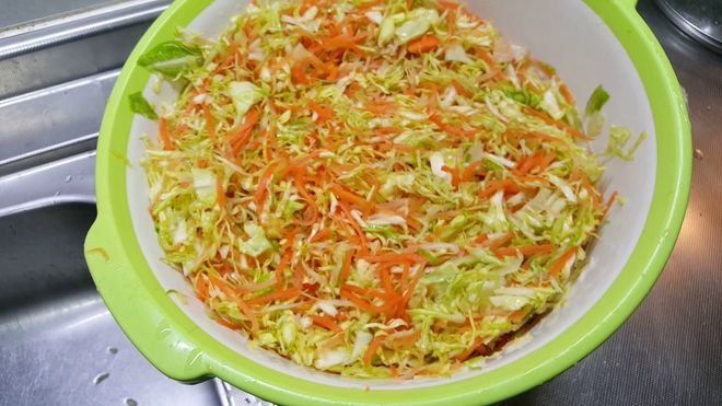 bắp cải, cà rốt bào sợi và ngâm nước muối loãng