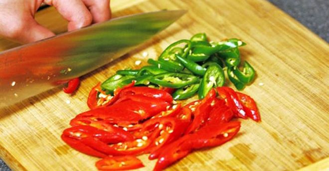 ớt sừng bỏ cuống, rửa sạch và thái lát mỏng