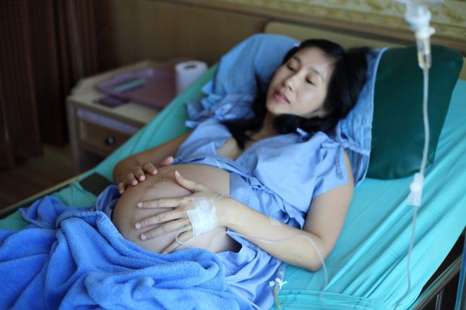bà bầu đi đẻ