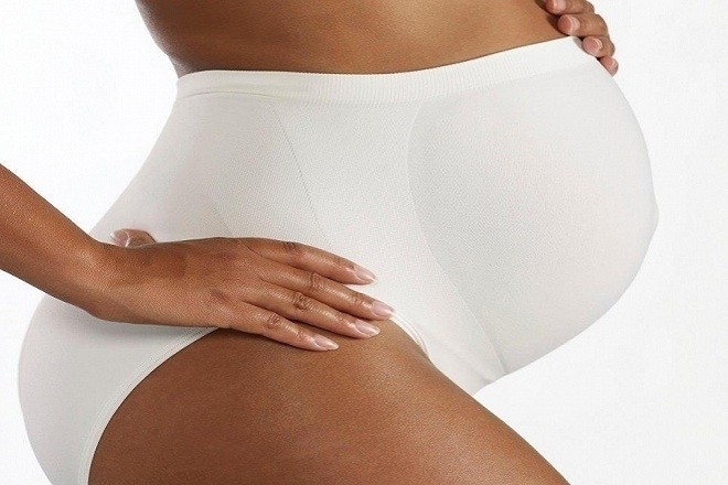 Để giảm cảm giác khó chịu, các mẹ nên mặc quần lót bà bầu