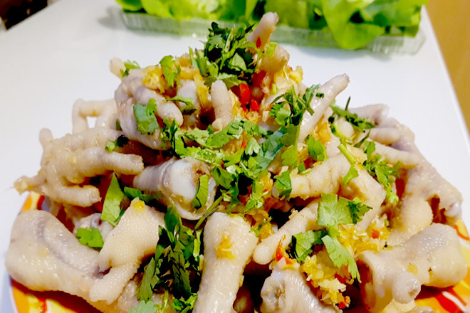 Món chân gà chua cay cực kỳ hấp dẫn.