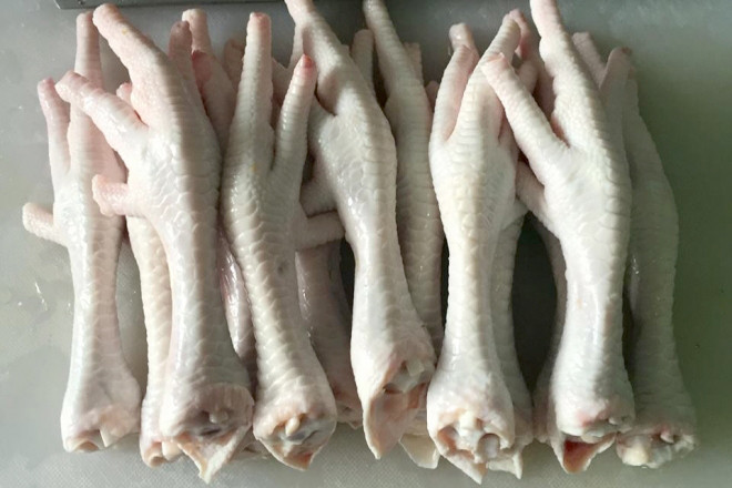 Sơ chế chân gà cho món chân gà chua cay.