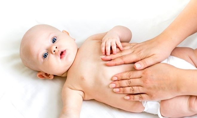 mẹ xoa bụng cho trẻ sơ sinh bị táo bón