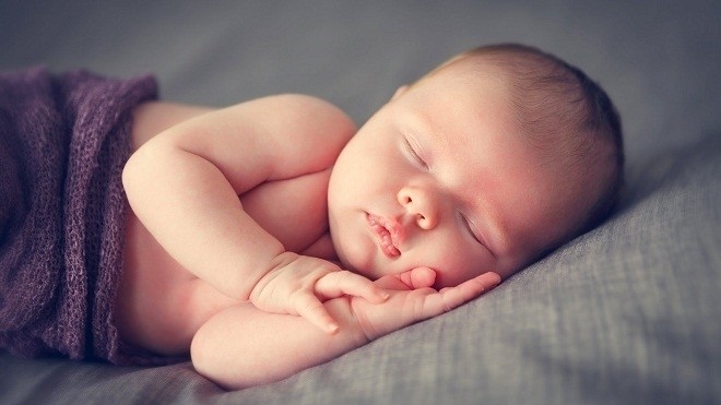 trẻ sơ sinh ngủ nhiều khi nằm nghiêng