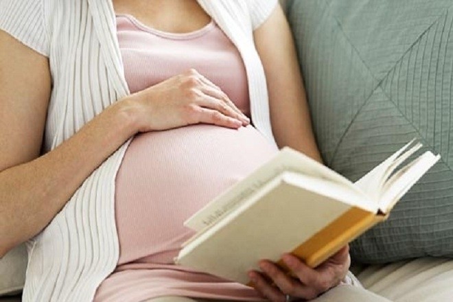 Bà bầu đọc sách kể chuyện