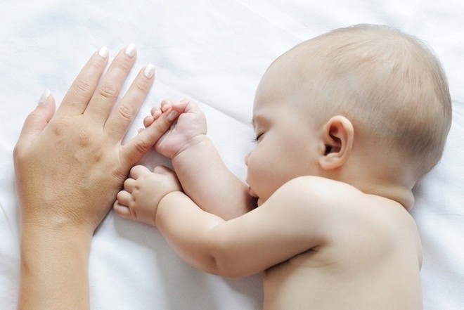trẻ sơ sinh ngủ nhiều nắm tay mẹ
