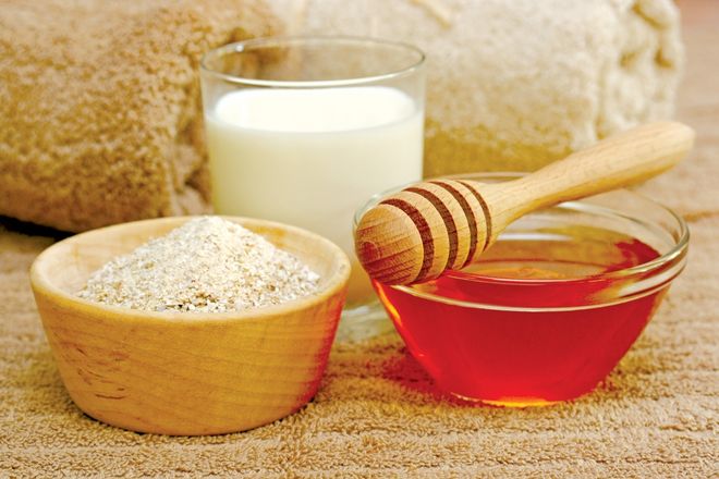 mật ong và bột yến mạch giúp chữa nẻ cho bé nhanh chóng