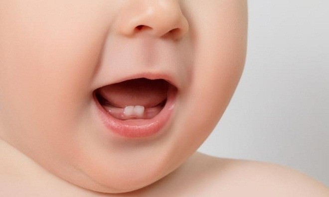 bé mọc được hai chiếc răng ở hàm dưới