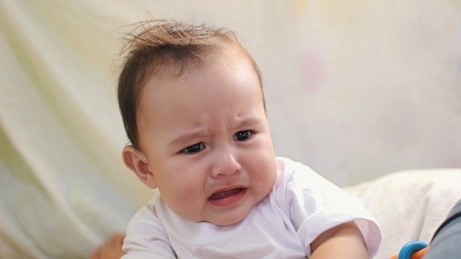 trẻ sốt mọc răng nên khó chịu