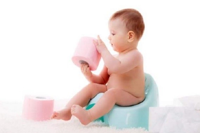 bé ngồi bô nghịch cuộn giấy