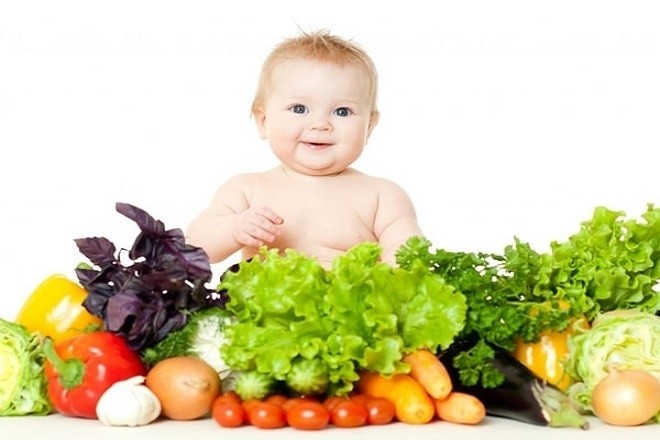 bé và trái cây rau củ