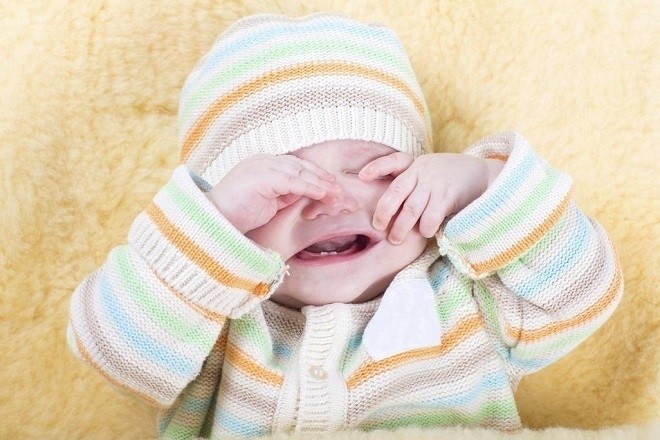 trẻ sơ sinh thở khò khè quấy khóc