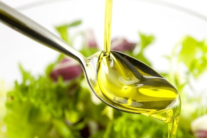 cho dầu ăn omega 3 vào thức ăn của bé