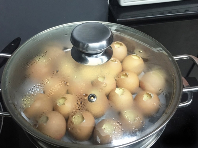Cho trứng gà vào nồi hấp chín.