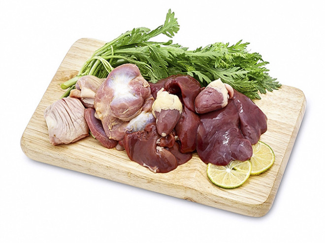 Lòng gà làm sạch, để ráo và cắt khúc.