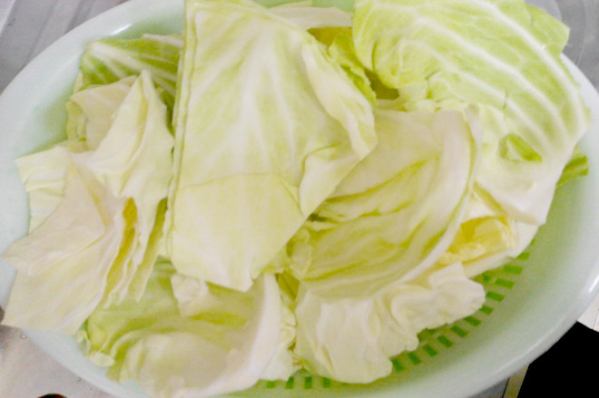 Rửa sạch bắp cải, thái miếng vừa ăn.