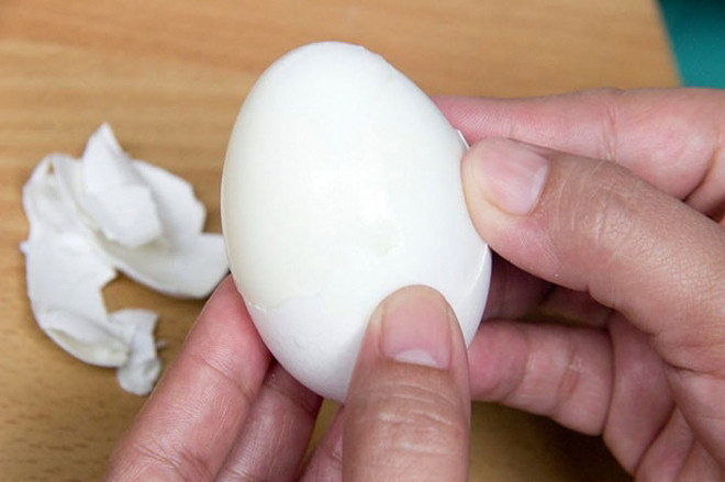 Bóc vỏ trứng