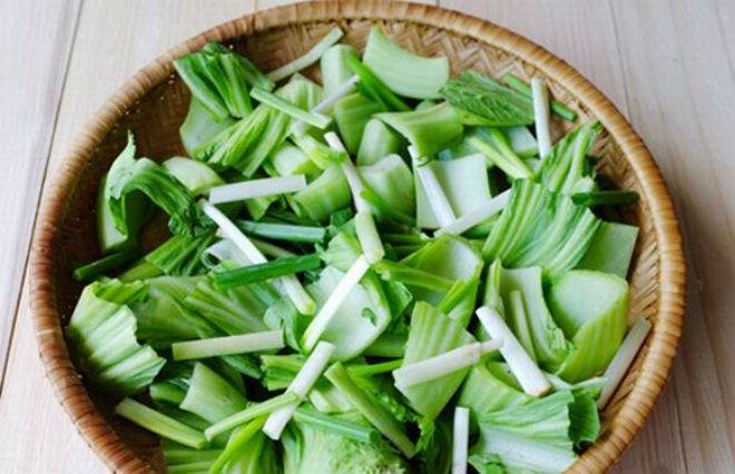 cải bẹ, hành lá rửa sạch, cắt khúc và trộn đều