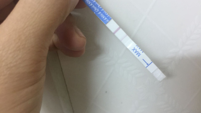 một số trường hợp sau khi sử dụng que thử thai lại cho ra 2 vạch rất mờ