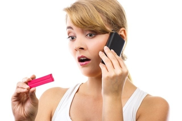 Sử dụng que thử thai sai cách khiến kết quả lên 2 vạch rất mờ.