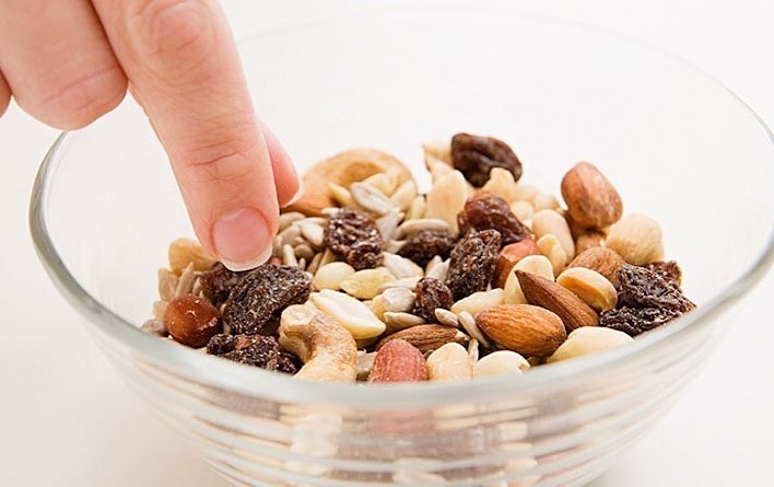 Mẹ bầu nên chia nhỏ bữa ăn và có vài đồ ăn vặt kèm