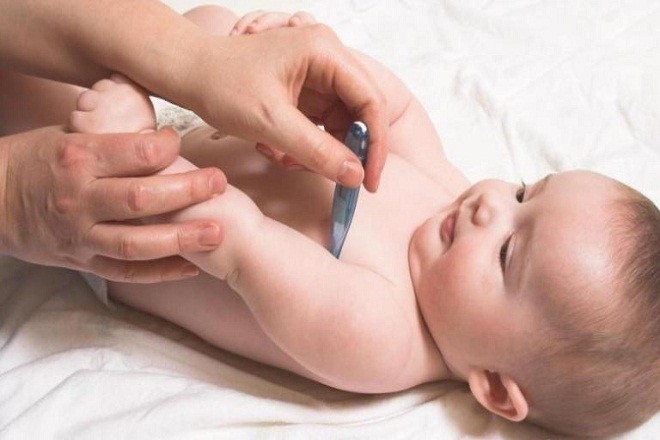 mẹ đo nhiệt độ cho bé