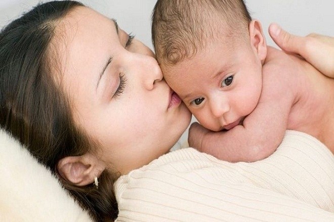 bé nằm trên người mẹ