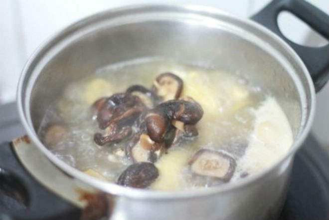 đun sôi canh gà