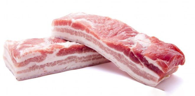 thịt ba chỉ rửa sạch, thái miếng dài