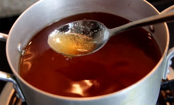 cho nước mắm, đường vào nồi đun sôi