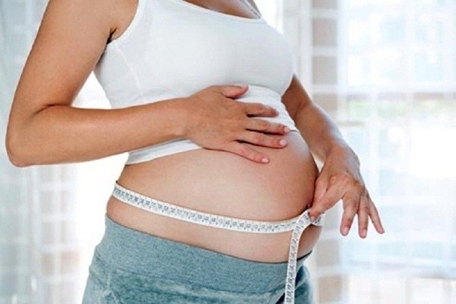 bà bầu đo kích thước bụng