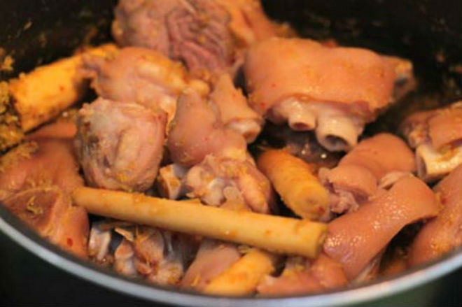 sả thơm cho giò heo vào đun